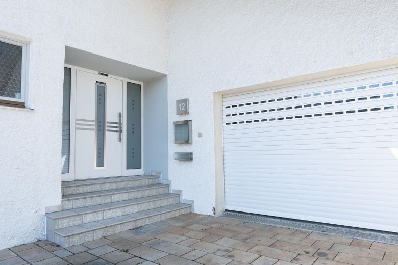 Exklusives Einfamilienhaus in traumhafter Flusslage - Wohnen, wo andere ihre Freizeit verbringen – Haustür/ Garage