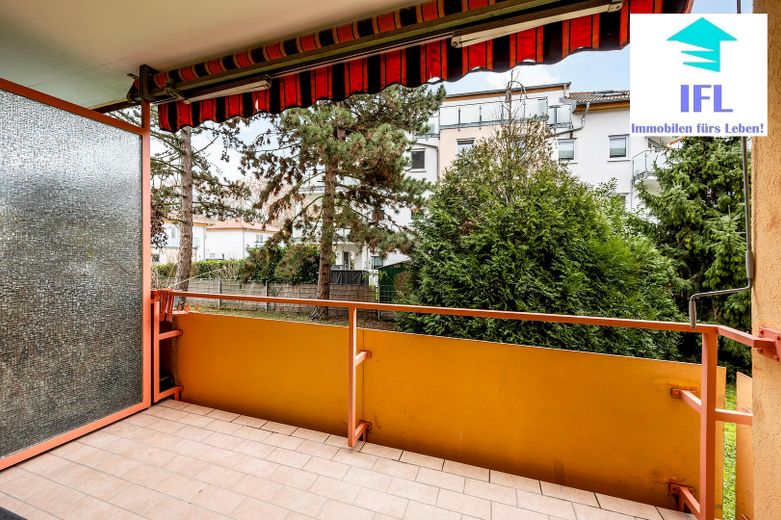 Großer überdachter Balkon