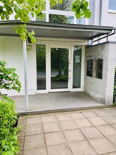 Tolle Wohnung mit großem Balkon in Kaiserswerth – Hauseingang