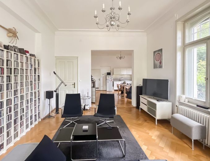 Home in the City, grüne Altbau-Oase in Wiesbaden! Kulturdenkmal-Villa, helle 2 Zi, 2 Balkone, 80 m² – Blick in die Wohnküche