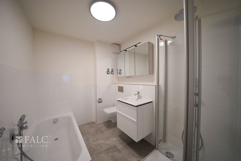 Energieeffizienter Neubau mit 3 Wohneinheiten und Business-Suite – WHG2-Vollbad