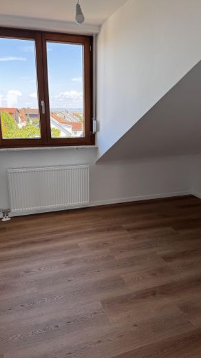 Erstbezug nach Renovierung: Moderne 2ZKB mit großer Dachloggia, EBK und Stellplatz – Schlafzimmer