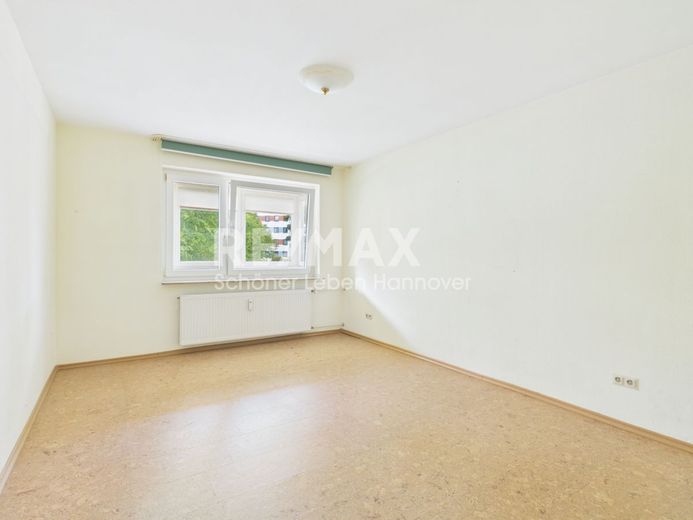 Renovierungsbedürftige 3- Zimmer Wohnung mit sonniger Loggia – Zimmer