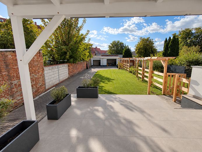 Entrate e sentitevi a casa: villetta a schiera modernizzata con finiture di pregio, giardino, terrazza e 2 garage – Blick Terrasse Garten