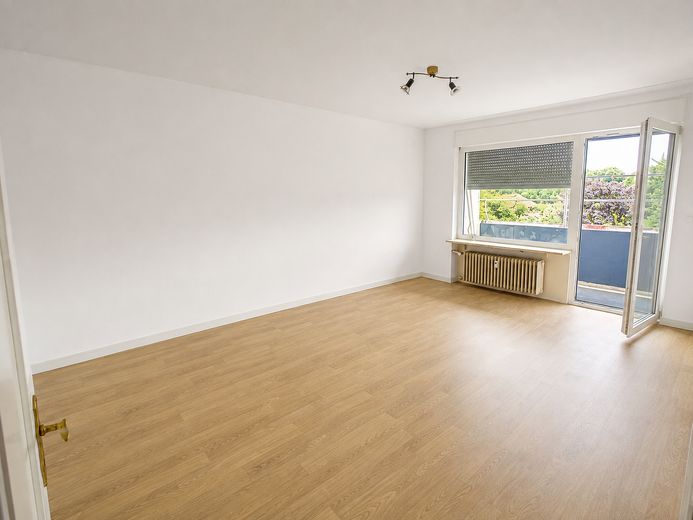 Jasne mieszkanie 3,5-pokojowe z balkonem, windą i nową łazienką – Wohnzimmer - KI-generiert