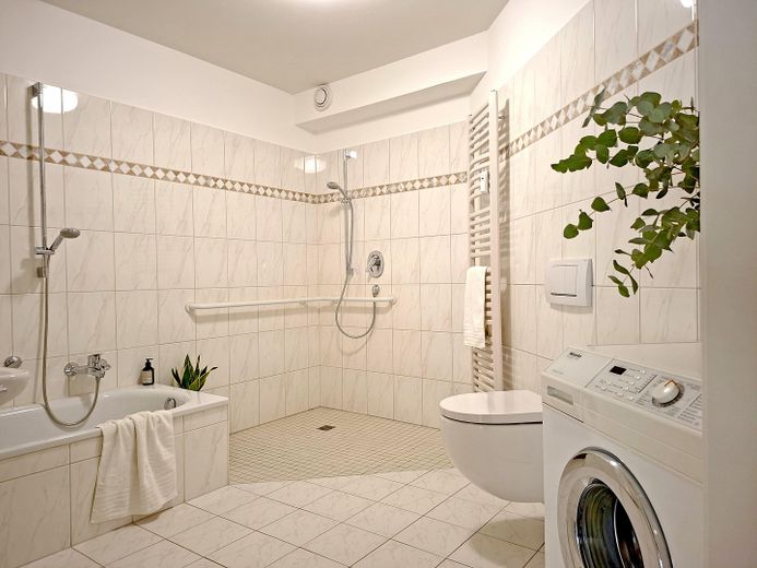 KURPARK-RESIDENZ Appartement en copropriété de 2 pièces, piscine/jacuzzi/sauna inclus dans les charges de copropriété, pompe à chaleur ! 1 place de parking en garage souterrain – Bad mit ebenerdiger XXL-Dusche