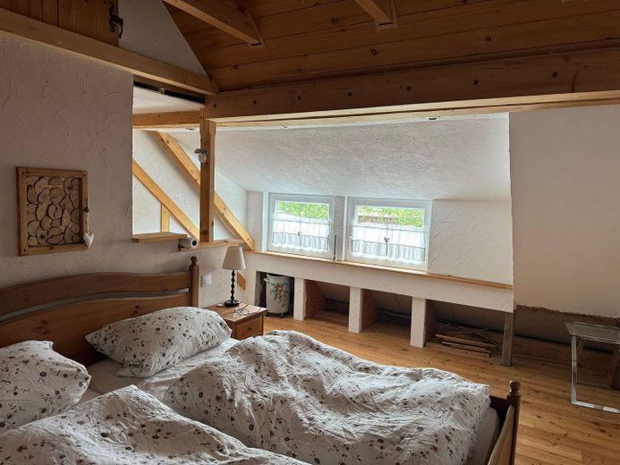 DHH+Bungalow zu Vermieten – Schlafzimmer Haupthaus