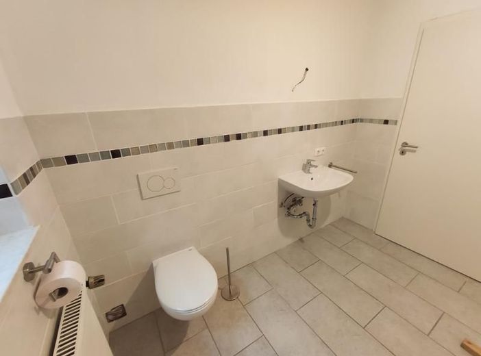 2 Zi. Souterrain Wohnung mit Terrasse und Garten (optional) – Bad mit Badewanne, Dusche und Waschmaschinenanschluss Bild 3