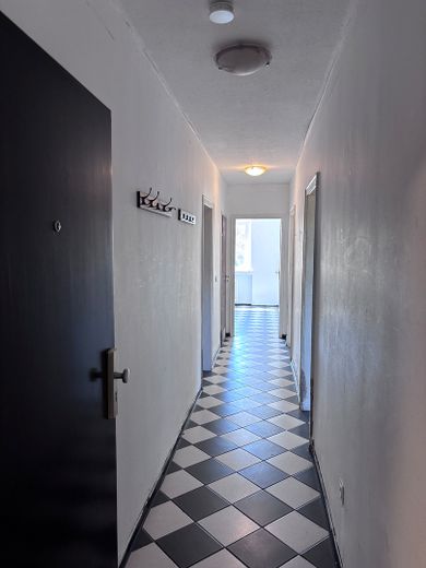 Acquisto per uso proprio, figli studenti o investimento a reddito, libera e disponibile a Colonia Höhenberg – Flur