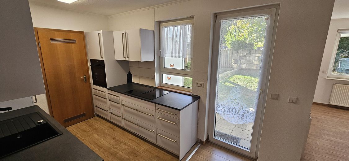 3,5‑Zimmer‑Gartenwohnung in Weil im Schönbuch – bezugsfrei ab sofort! – Küchenzeile mit Ausblick Garte