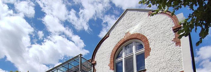 PROVISIONSFREIES JUWEL - Sanierte Altbauvilla mit großem Garten – Vorderseite