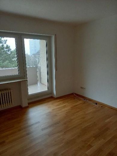 Wohnzimmer m. Blick zum Balkon