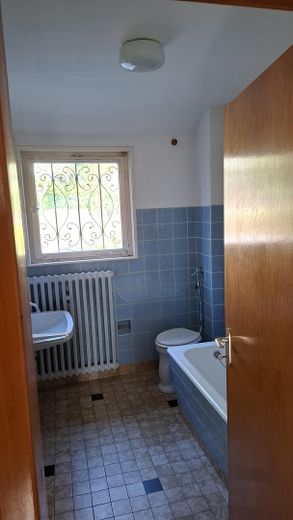 Freistehendes Einfamilienhaus mit 2 Wohneinheiten und Garten, 2 Garagen im Haus – Bad/ WC im OG