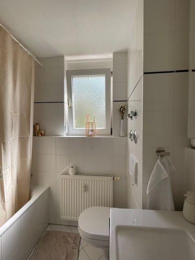 Kompakte Wohlfühlwohnung mit sonnigem Garten (ca. 90 m²) in Untermenzing – Bad
