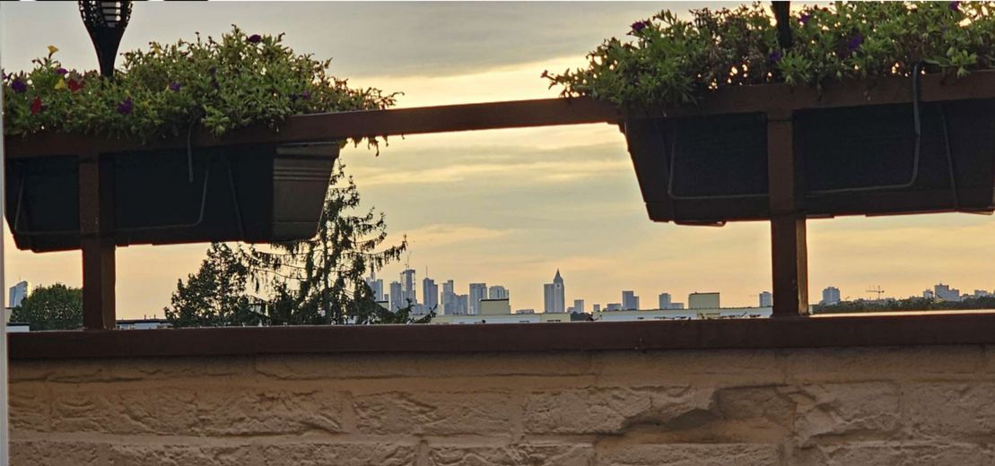 Appartement de 3 pièces à Maintal-Bischofsheim : balcon avec vue sur la skyline, cuisine équipée et garage – Photo 11
