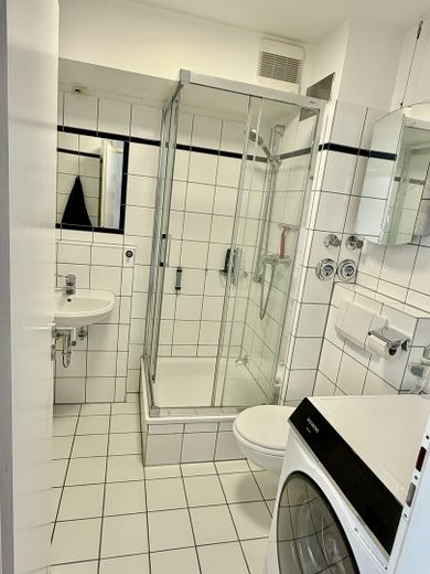 Bezugsfrei in Flingern: 1-Zimmer-Wohnung mit Balkon, Keller und Tiefgarage – Bad