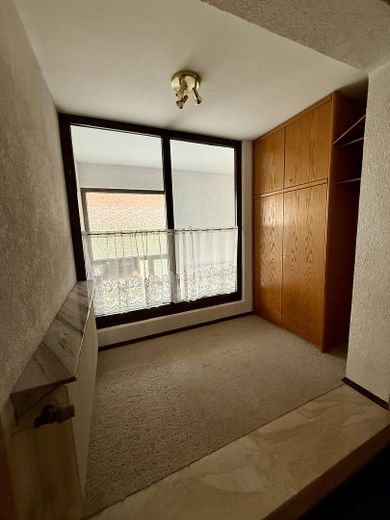 In ristrutturazione – ampio appartamento al piano terra con grande terrazza, spazio per famiglia e cane – Garderobe