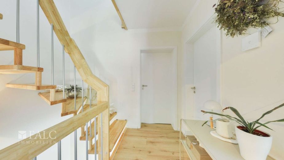 Neuwertige Doppelhaushälfte aus 2023 mit Garten – Treppe OG