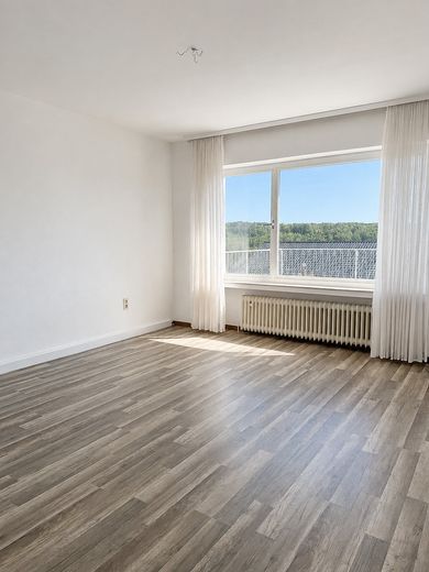 ZWEIFAMILIENHAUS | ZWEI WOHNUNGEN | ZWEI GÄRTEN | HAUS MIT PANORAMA-BLICK – Schlafzimmer unten