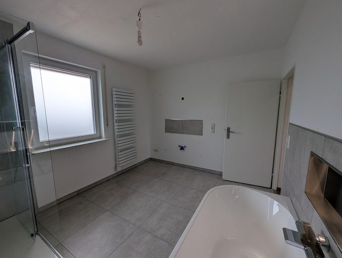 2 yaşam alanı, bahçe ve aile için bolca alan sunan geniş iki ailelik ev – Badezimmer 