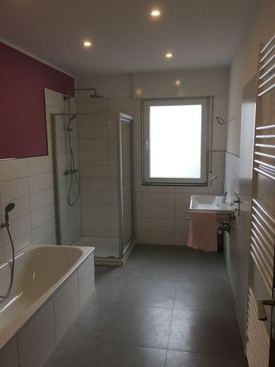 Bad mit Dusche und Wanne, EG