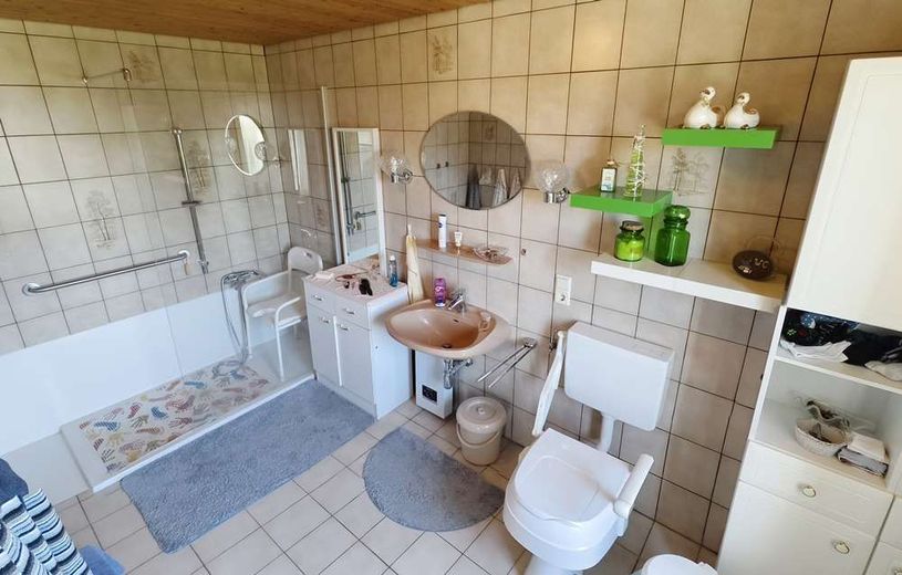 Uetze - Dollbergen - Handwerkertraum - Grosses Wohnhaus zum Sanieren – EG - Bad