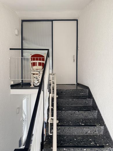 Ankommen und wohlfühlen: Helle 2-Zimmer-Wohnung im Zweifamilienhaus in Herne-Eickel – Treppenhaus
