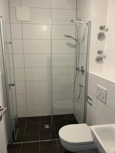 Erstbezug, 3-Zimmer-Wohnung mit 10 m² Loggia | 80 m² – WC mit bodengleicher Dusche