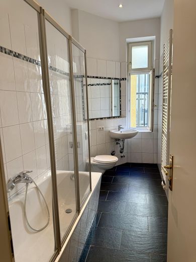 Provisionsfrei: 89m² Altbau am Helmholzplatz, Balkon, bezugsfrei – Badezimmer