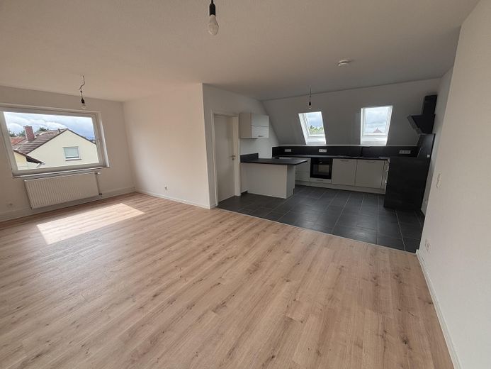 Dachgeschosswohnung mit großer Wohnküche, EBK, Stellplatz und Glasfaser in Wunstorf-Kolenfeld – Wohnzimmer/ Küche