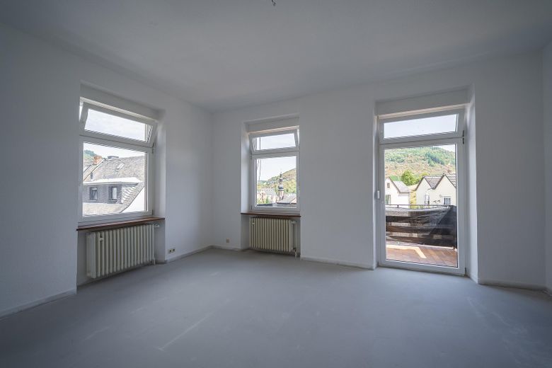 Drei-Familienhaus mit Burgblick – ideale Voraussetzungen für 3 Eigentumswohnungen – Wohn-/Esszimmer