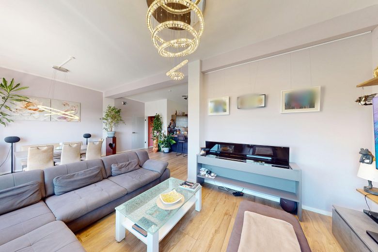 Wyjątkowy czteropokojowy apartament typu penthouse z windą i tarasem we Frankfurcie nad Menem – Wohnzimmer