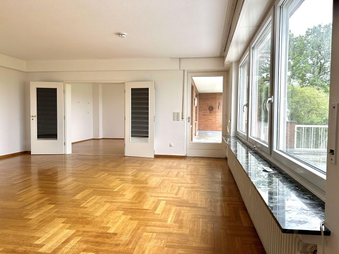 Wieder verfügbar: Große 3-Zimmerwohnung mit traumhaftem Ausblick in Alfelder Bestlage – Wohnzimmer