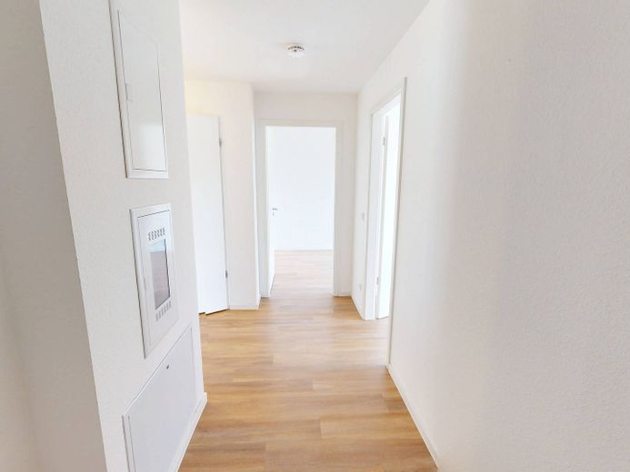 Modern wonen: lichtrijk nieuwbouwappartement met 3 kamers, balkon en inbouwkeuken – Flur