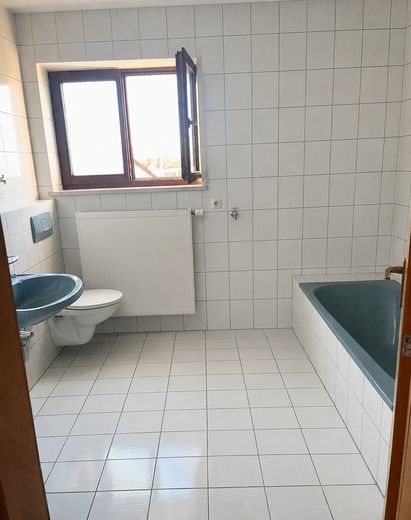 Modern renovierte 3,5-Zimmer-Maisonette mit großem Hobbyraum und Balkon – Foto 4