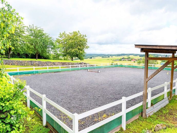 Ein Ort, der mehr ist als nur eine Immobilie - Exklusives Reitanwesen mit historischem Charme – Reitplatz