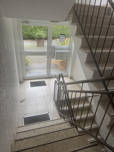 ***Gruntownie wyremontowana łazienka z oknem, balkon południowo-zachodni z dużą ilością słońca, położony wśród zieleni*** – Treppenhaus