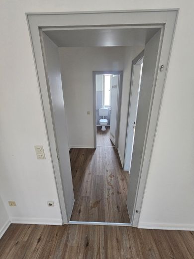 Frisch renovierte 2-Zimmer-Wohnung mit hellem Wohnbereich in zentraler Lage – Foto 5