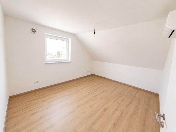 Neubau Dachgeschosswohnung, Gehobener Standard, Fußbodenheizung, Erstbezug, super Lage – Foto 7