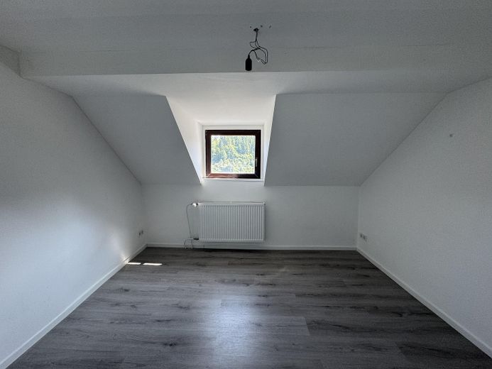 Modernisiertes Einfamilienhaus mit 1.025 m² Grundstück, Wintergarten & großem Garten – Schlafzimmer DG