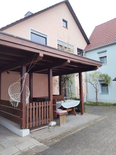 Zwei EFH mit Nebengebäude in Hemhofen – Carport mit Freisitz 