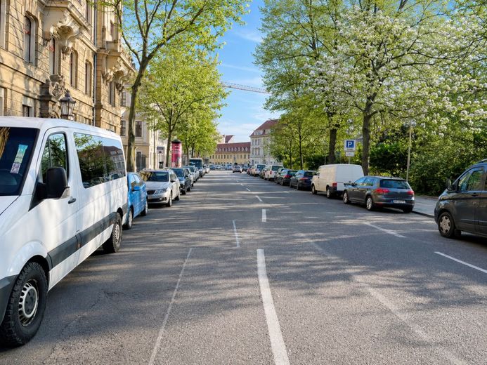 WOHNEN IM SCHÖNEN BAROCKVIERTEL - BEZUGSFREI – Blick in die Straße