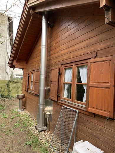 Blockbohlen-Ferienhäuschen aus Altersgründen für €149.000 zu veräußern – Rückfront