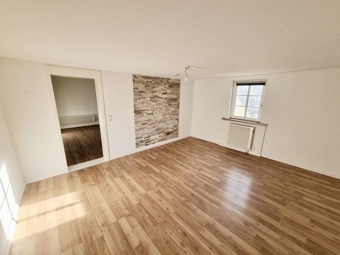 Maisonette-Wohnung mit vier Zimmern und EBK in Simmozheim – Wohnzimmer