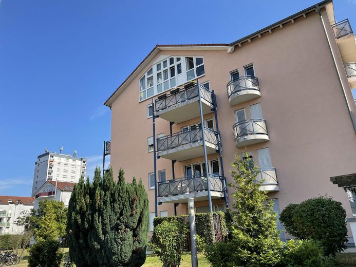 Gepflegte 2-Zimmer-Wohnung mit Balkon, Einbauküche, Stellplatz & Aufzug in Maintal-Dörnigheim – Außenansicht
