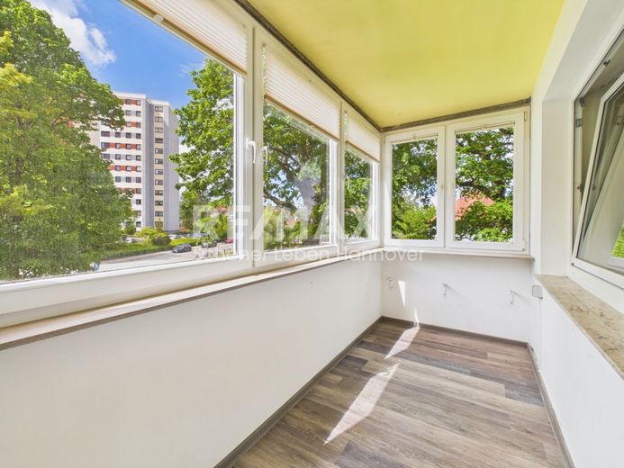 Renovierungsbedürftige 3- Zimmer Wohnung mit sonniger Loggia – Loggia