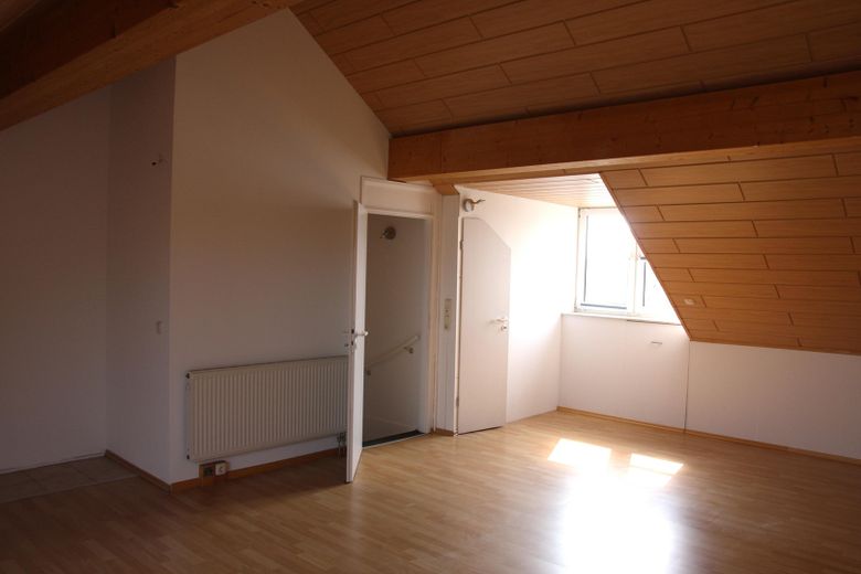 Tussenwoning met veel ruimte voor het gezin – Ausgebautes Dachstudio