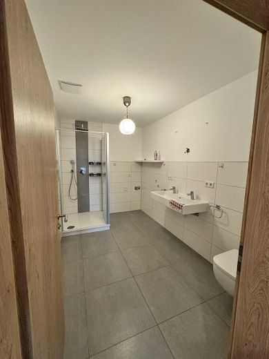 Moderne 3 Raumwohnung in einem kernsanierten Ensemble in ruhiger Lage am Marienbergpark – Bad