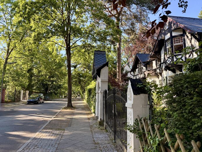 Wannsee · Erstbezug nach Kernsanierung · 3-Zi-Wohnung mit Süd-West-Balkon im Grünen · provisionsfrei – Villa im Quartier