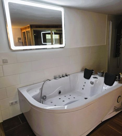 Mehrgenerationenhaus 371 m², Waldidyll am Flughafensee + Aufstockungspotenzial um 155 m² – Whirlpool neuwertig
